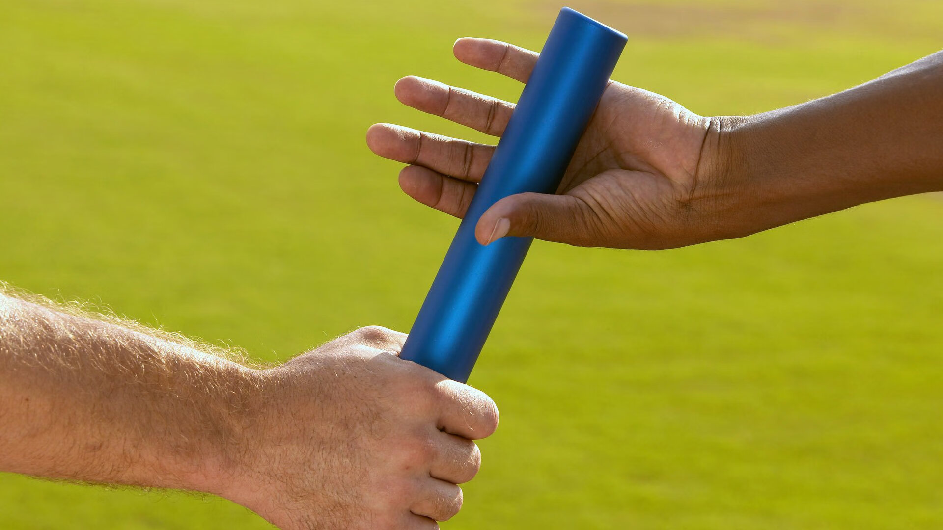 “领导与员工角色互换足球赛” 老板亲自上阵防守